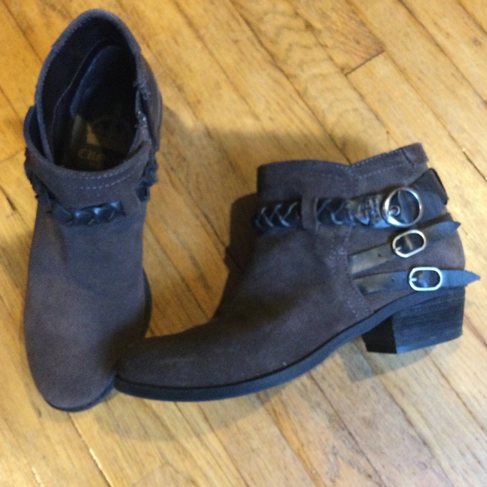 Crown Vintage brown suede ankle boots. Size 5.5